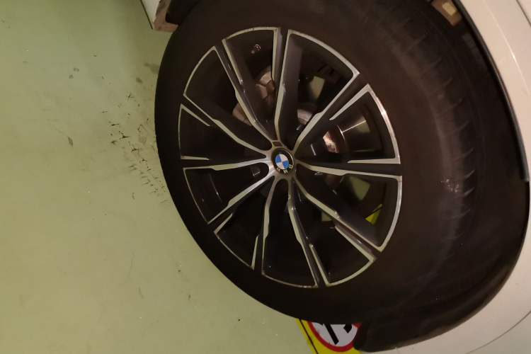 Used BMW X5 2021 xDrive30i M Sport Package Right Front Wheel Hub