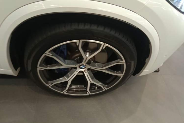 Used BMW X5 2021 Restyled xDrive40i Luxury Version M Sport Package Right Front Wheel Hub