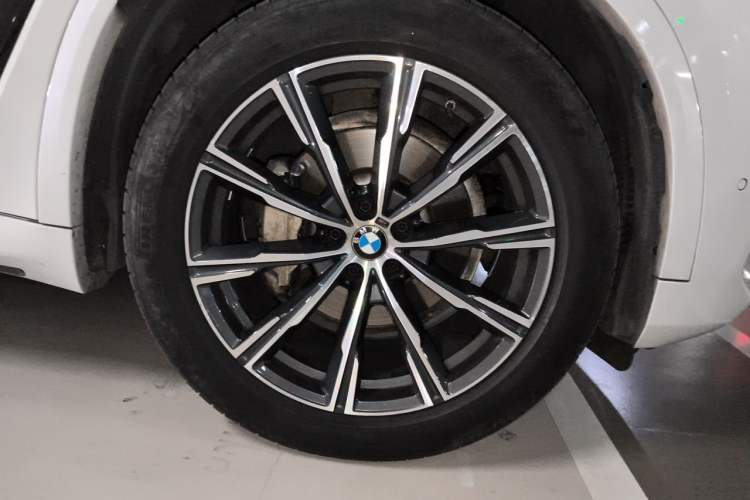 Used BMW X5 2021 xDrive30i M Sport Package Right Front Wheel Hub