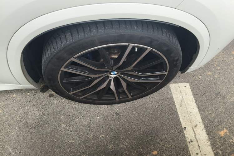 Used BMW X5 2021 Restyled xDrive40i Luxury Version M Sport Package Right Front Wheel Hub