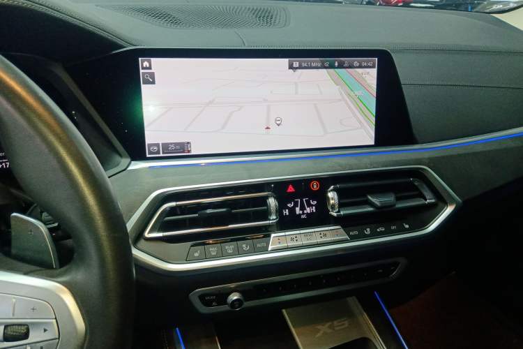 Used BMW X5 2022 Restyled xDrive 30Li Luxury Version M Sport Package Audio And AC Panel