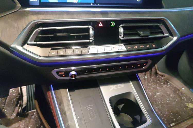 Used BMW X5 2022 Restyled xDrive 30Li Luxury Version M Sport Package Audio And AC Panel