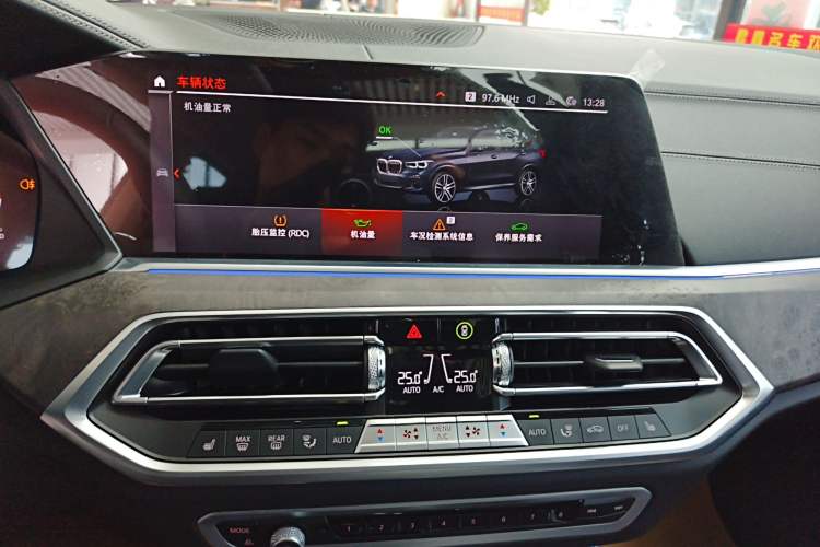 Used BMW X5 2022 Restyled xDrive 30Li Luxury Version M Sport Package Audio And AC Panel