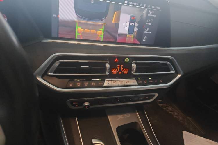Used BMW X5 2022 Restyled xDrive 30Li Luxury Version M Sport Package Audio And AC Panel