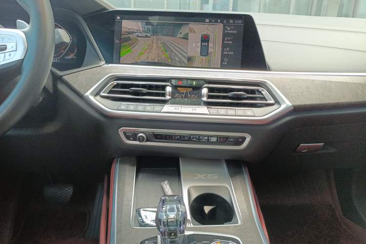 Used BMW X5 2022 Restyled xDrive 30Li Luxury Version M Sport Package Audio And AC Panel