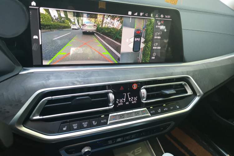 Used BMW X5 2022 xDrive 30Li Luxury M Sport Package Audio And AC Panel