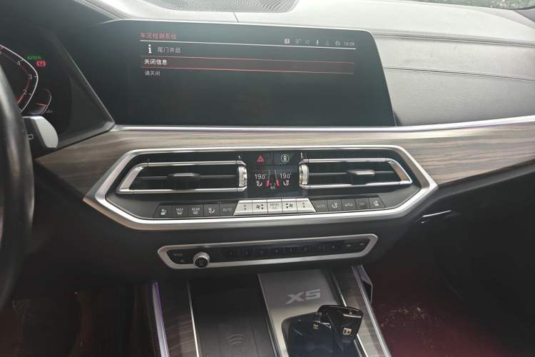 Used BMW X5 2022 Restyled xDrive 40Li Luxury Edition M Sport Package Audio And AC Panel