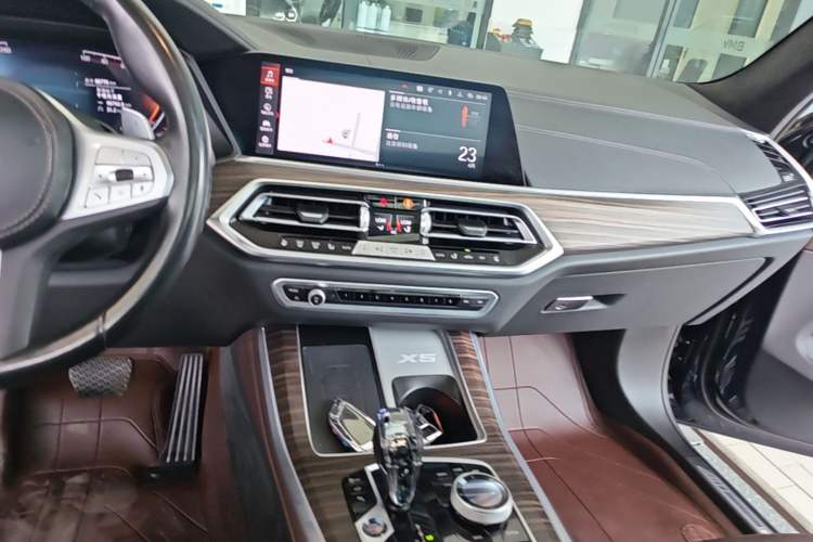 Used BMW X5 2022 Restyled xDrive 40Li M Sport Package Audio And AC Panel
