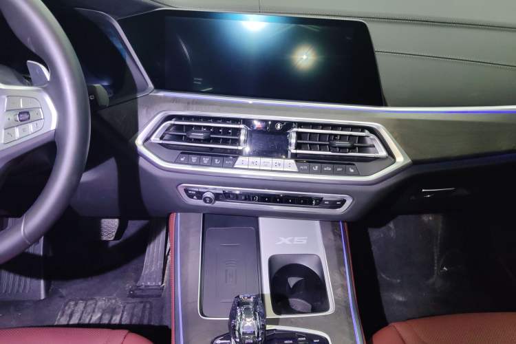 Used BMW X5 2022 Restyled xDrive 30Li Luxury Version M Sport Package Audio And AC Panel