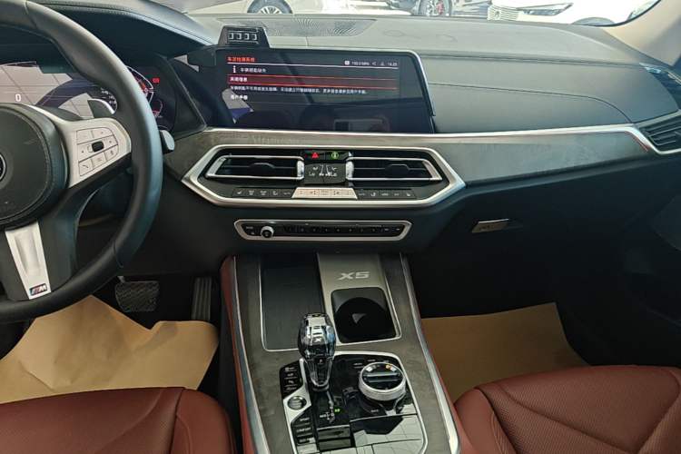 Used BMW X5 2022 Restyled xDrive 30Li Luxury Version M Sport Package Audio And AC Panel