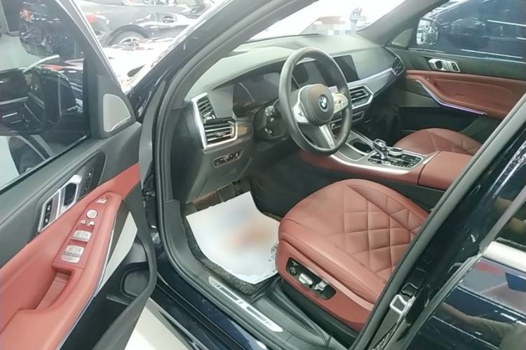 Used BMW X5 2022 Restyled xDrive 40Li M Sport Package Driver Seat
