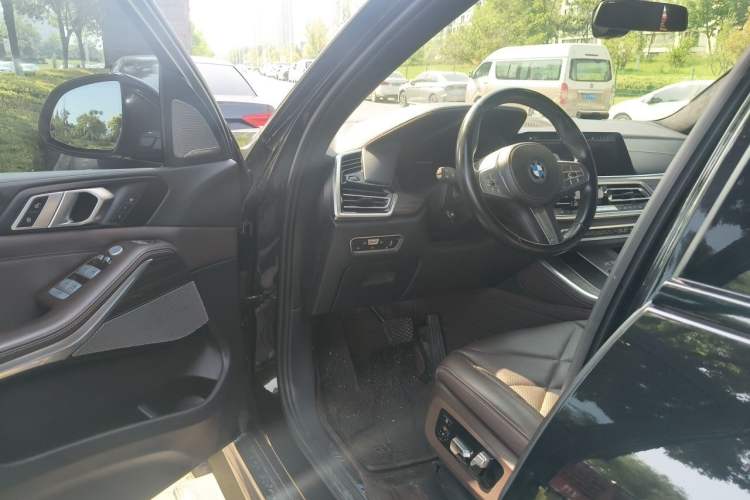 Used BMW X5 2022 xDrive 40Li M Sport Package Driver Seat