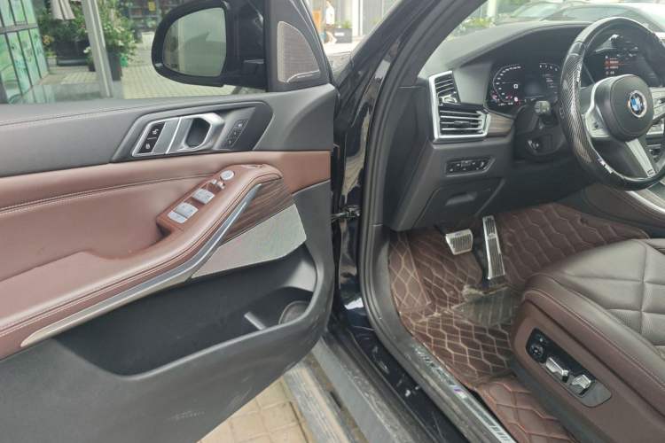 Used BMW X5 2022 xDrive 40Li M Sport Package Driver Seat
