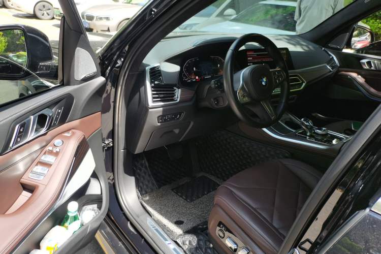 Used BMW X5 2022 Restyled xDrive 40Li M Sport Package Driver Seat