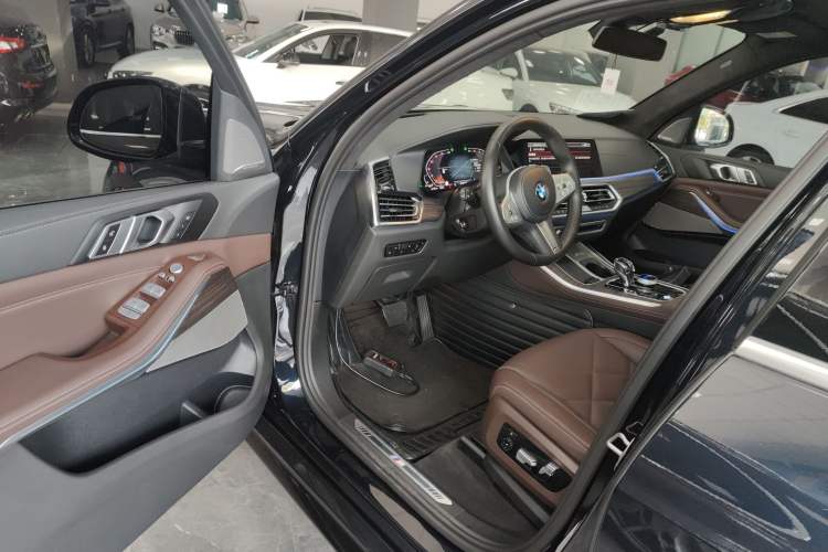 Used BMW X5 2022 Restyled xDrive 40Li M Sport Package Driver Seat
