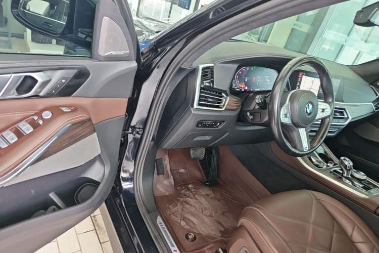 Used BMW X5 2022 Restyled xDrive 40Li M Sport Package Driver Seat