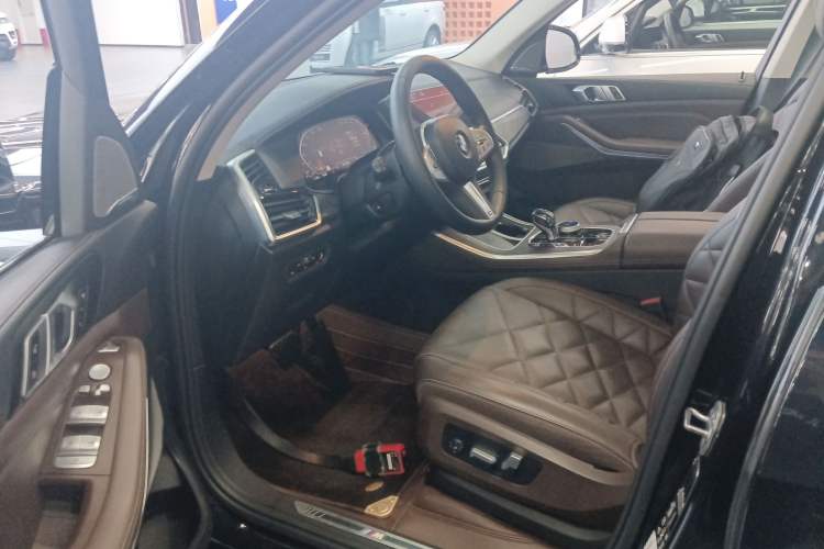 Used BMW X5 2022 Restyled xDrive 30Li Luxury Version M Sport Package Driver Seat
