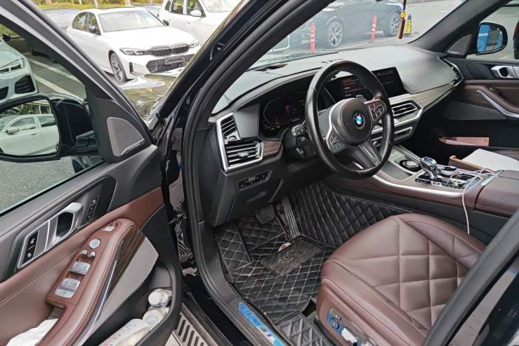 Used BMW X5 2022 Restyled xDrive 40Li M Sport Package Driver Seat