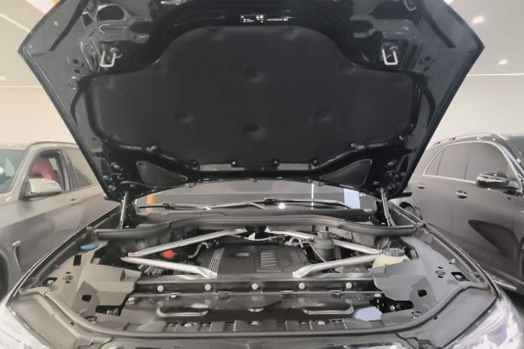 Used BMW X5 2022 xDrive 40Li M Sport Package Engine Bay
