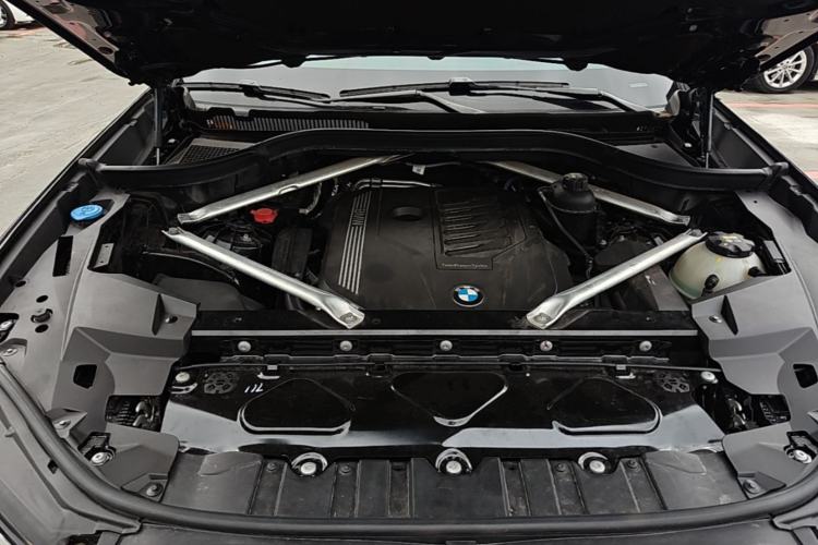 Used BMW X5 2022 xDrive 40Li M Sport Package Engine Bay
