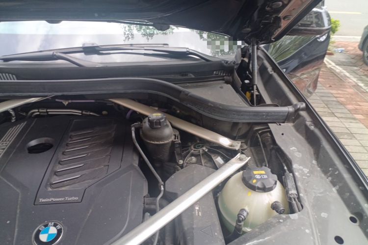 Used BMW X5 2022 xDrive 40Li Luxury Edition M Sport Package Engine Bay Left