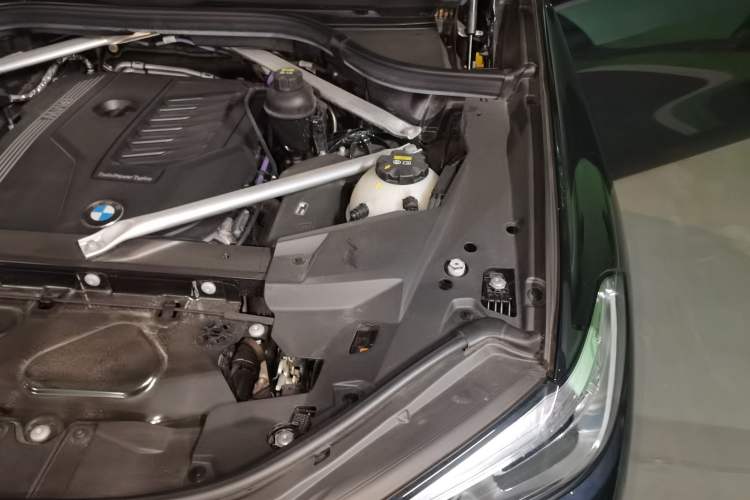 Used BMW X5 2022 xDrive 40Li Luxury Edition M Sport Package Engine Bay Left