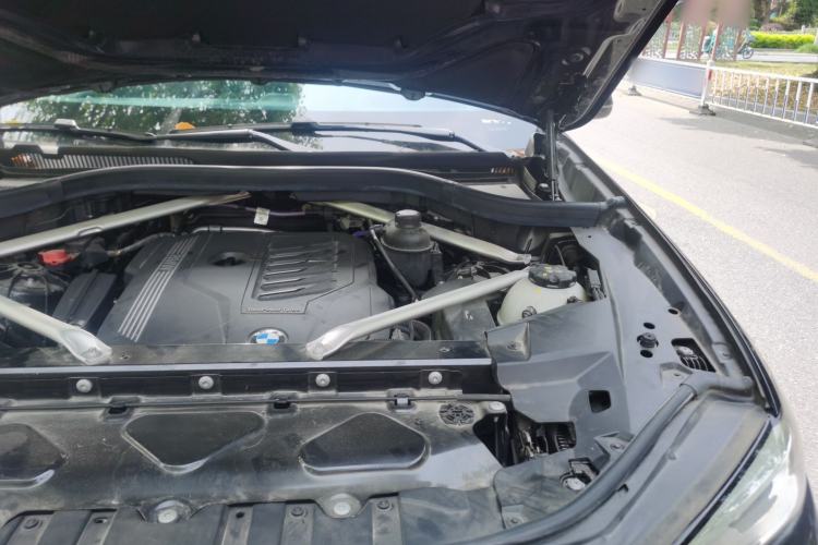 Used BMW X5 2022 xDrive 40Li M Sport Package Engine Bay Left