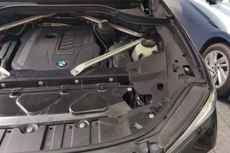 Used BMW X5 2022 xDrive 40Li Luxury Edition M Sport Package Engine Bay Left