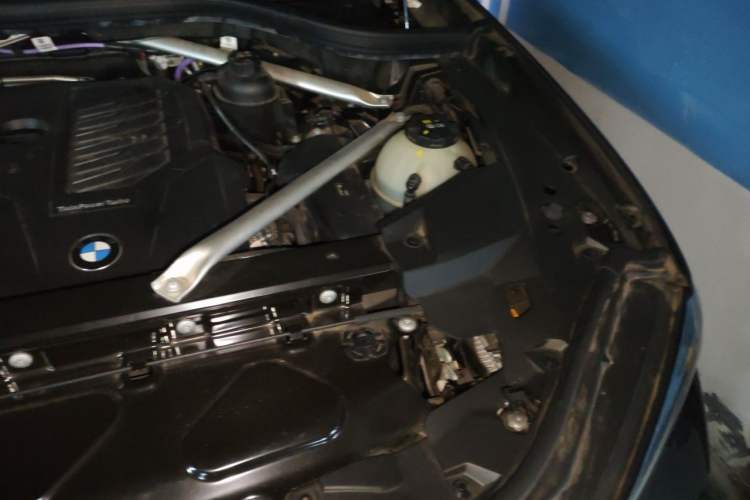 Used BMW X5 2022 xDrive 40Li M Sport Package Engine Bay Left