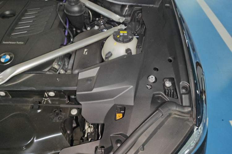 Used BMW X5 2022 xDrive 40Li M Sport Package Engine Bay Left