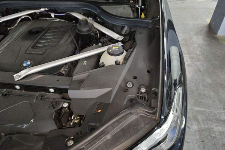 Used BMW X5 2022 xDrive 40Li M Sport Package Engine Bay Left