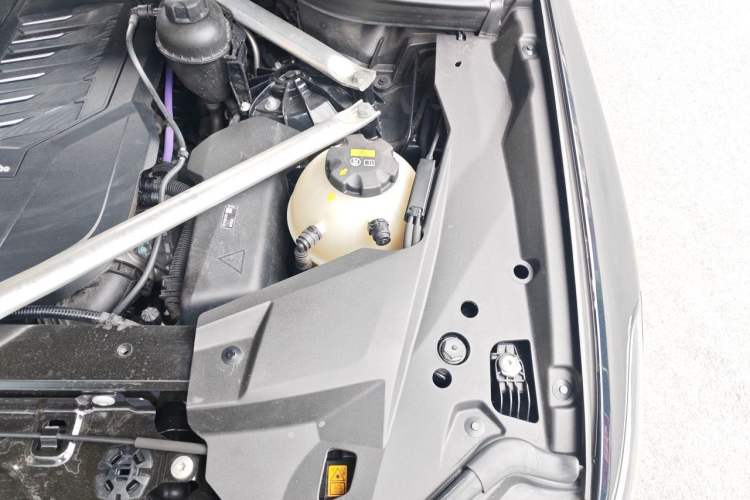 Used BMW X5 2022 xDrive 40Li M Sport Package Engine Bay Left