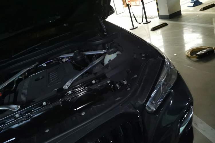 Used BMW X5 2022 xDrive 40Li M Sport Package Engine Bay Left