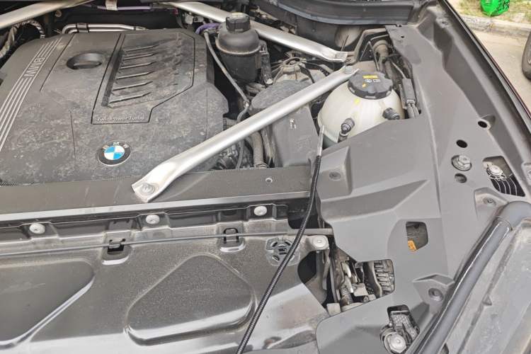 Used BMW X5 2022 xDrive 40Li M Sport Package Engine Bay Left