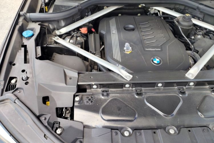 Used BMW X5 2022 xDrive40i M Sport Package Engine Bay Right