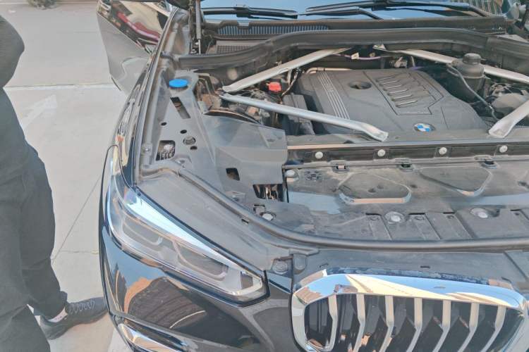 Used BMW X5 2022 xDrive 40Li M Sport Package Engine Bay Right