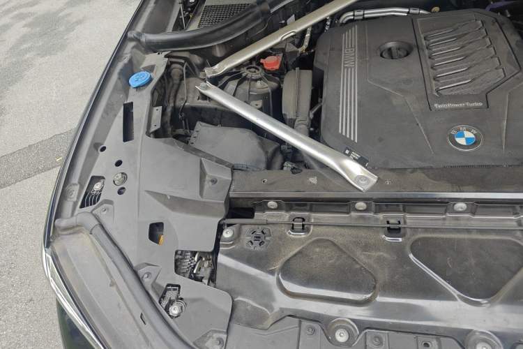 Used BMW X5 2022 xDrive 40Li M Sport Package Engine Bay Right