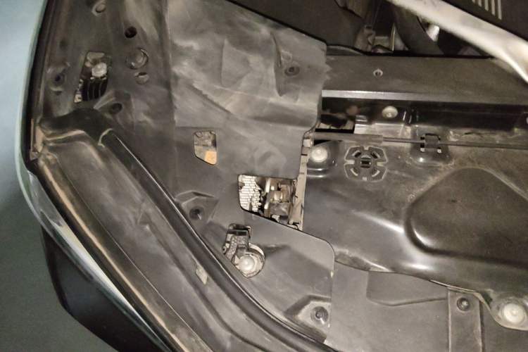 Used BMW X5 2022 xDrive 40Li M Sport Package Engine Bay Right