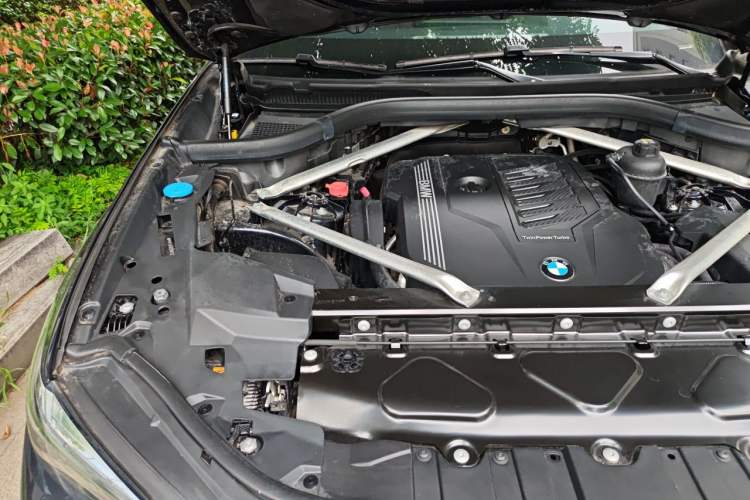 Used BMW X5 2022 xDrive40i M Sport Package Engine Bay Right