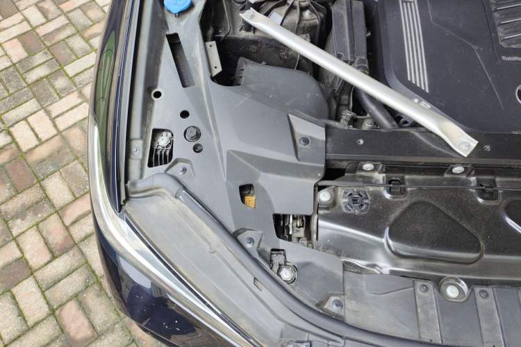 Used BMW X5 2022 xDrive 40Li M Sport Package Engine Bay Right
