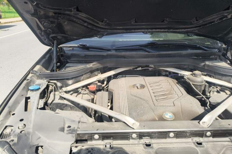 Used BMW X5 2022 xDrive 40Li M Sport Package Engine Bay Right