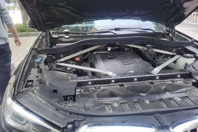 Used BMW X5 2022 xDrive 40Li M Sport Package Engine Bay Right