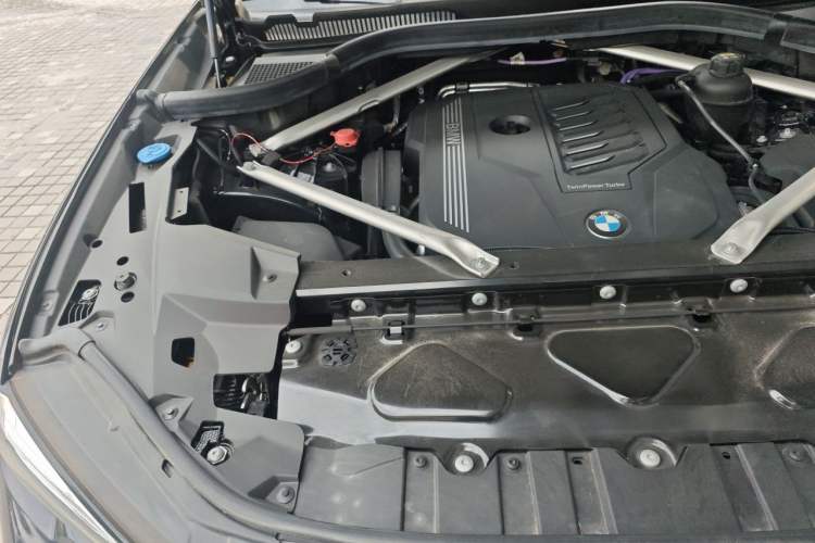 Used BMW X5 2022 xDrive 40Li M Sport Package Engine Bay Right
