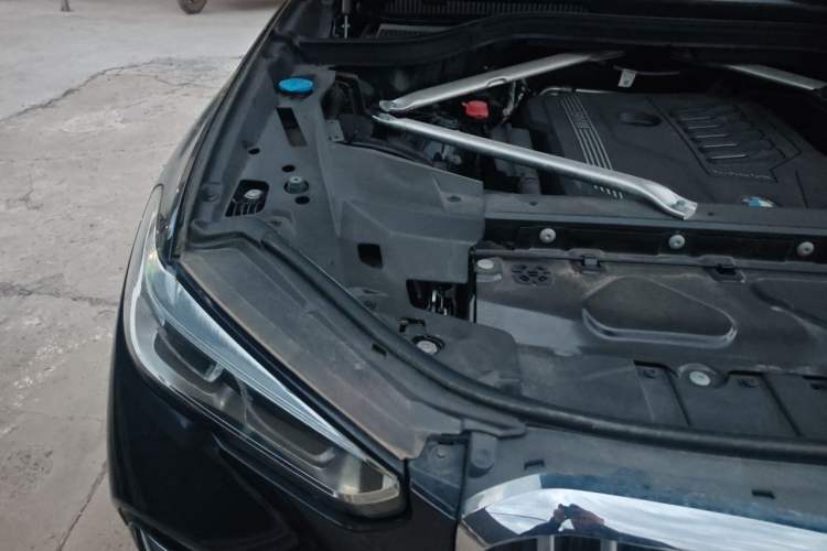 Used BMW X5 2022 xDrive 40Li Luxury Edition M Sport Package Engine Bay Right