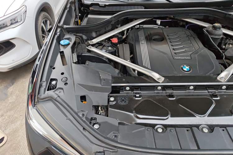 Used BMW X5 2022 xDrive 40Li M Sport Package Engine Bay Right