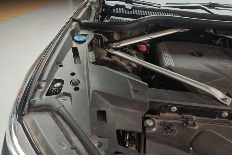 Used BMW X5 2022 xDrive 30Li M Sport Package Engine Bay Right