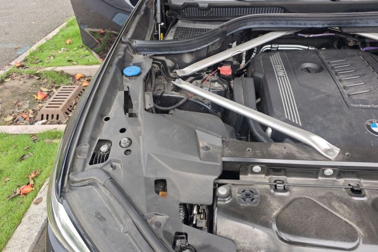 Used BMW X5 2022 xDrive 40Li M Sport Package Engine Bay Right