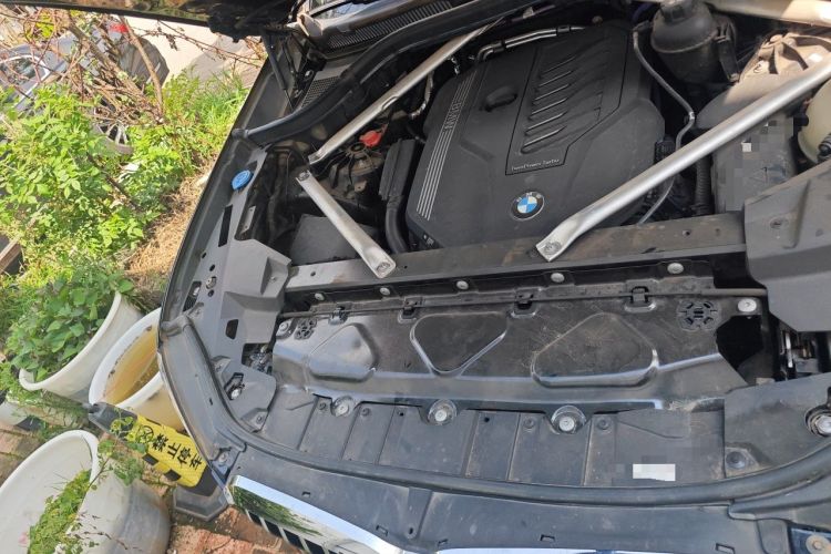 Used BMW X5 2022 xDrive 40Li M Sport Package Engine Bay Right