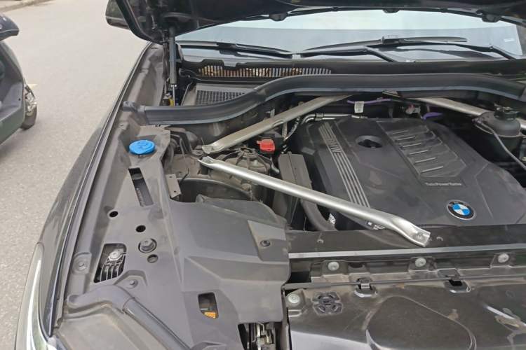 Used BMW X5 2022 xDrive 40Li M Sport Package Engine Bay Right