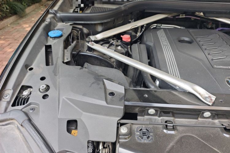 Used BMW X5 2022 Restyled xDrive 40Li M Sport Package Engine Bay Right